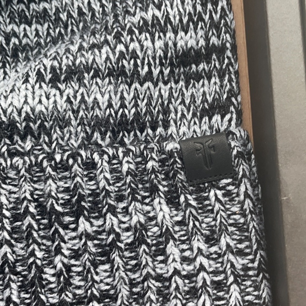 Frye Beanie and Card Case New In Box - Picture 5 of 6